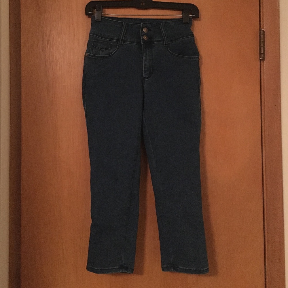 VENUS Figure Flattering Shaping Denim Capri NWOT 2